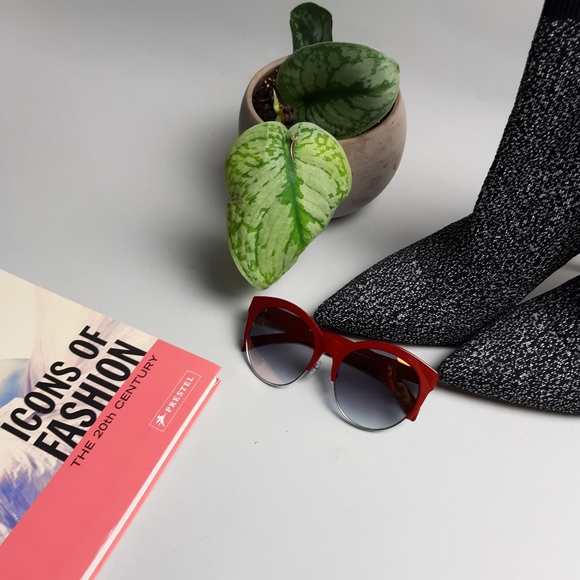 Moschino Red frame sunglasses NWT - Picture 9 of 10